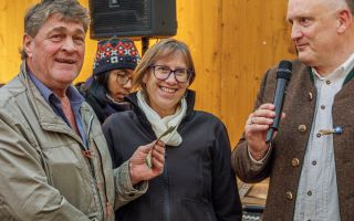 Michi Brunhuber bei der Spendenübergabe an Toni Baumgartner, Helferschwein e.V.